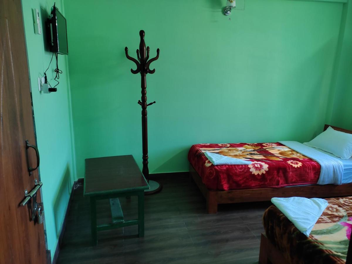 Harry Guest House & Restaurant Pokhara Zewnętrze zdjęcie