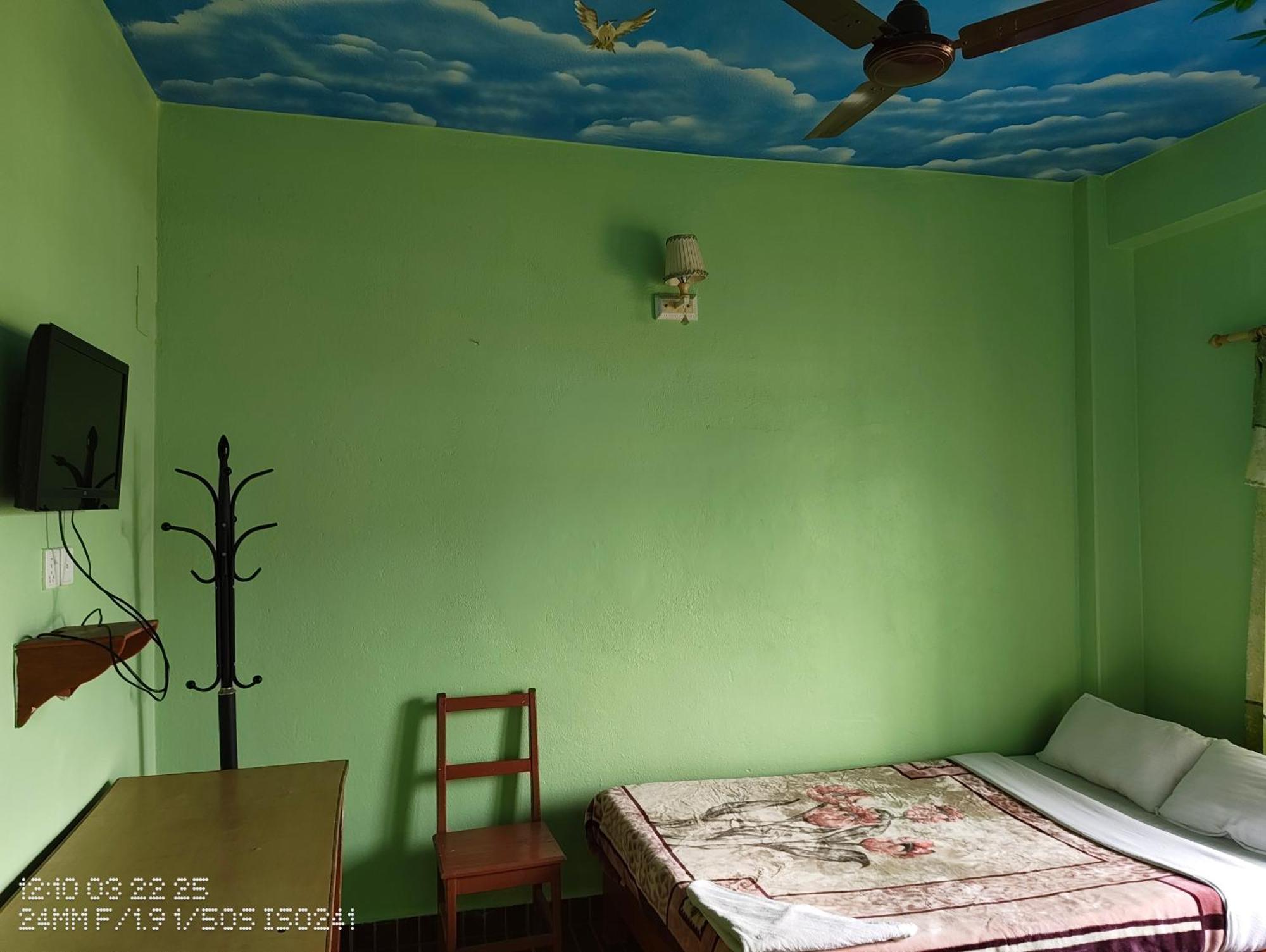 Harry Guest House & Restaurant Pokhara Zewnętrze zdjęcie