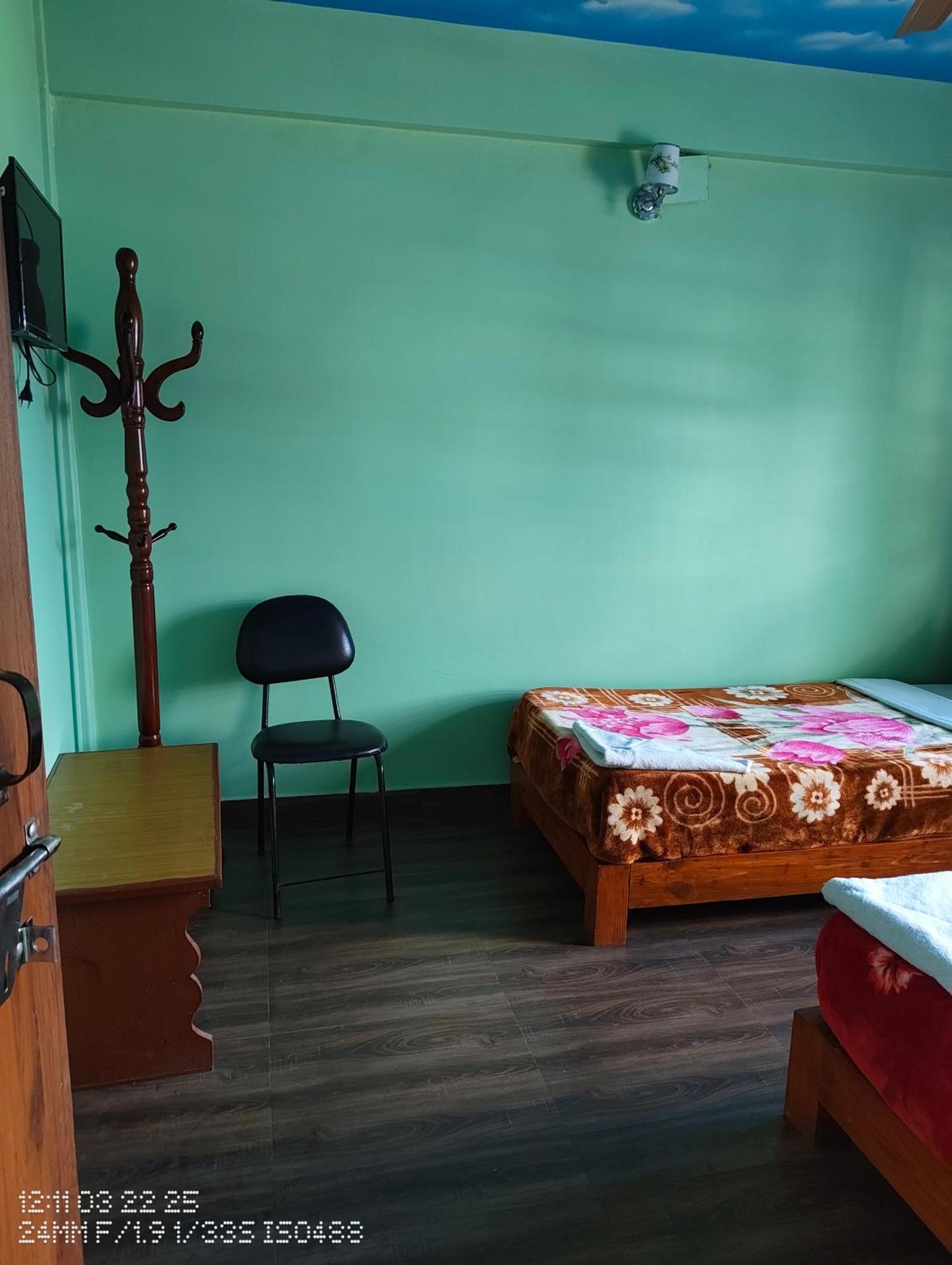 Harry Guest House & Restaurant Pokhara Zewnętrze zdjęcie