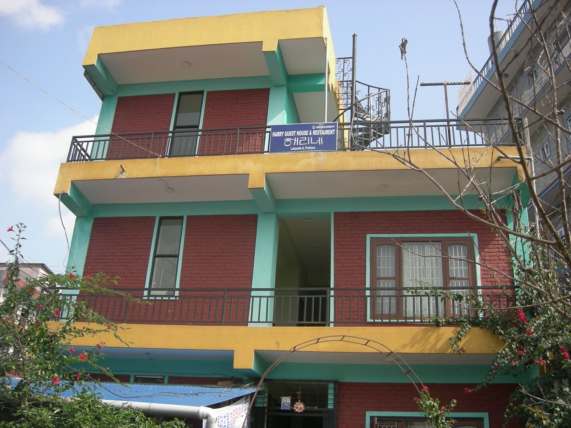 Harry Guest House & Restaurant Pokhara Zewnętrze zdjęcie